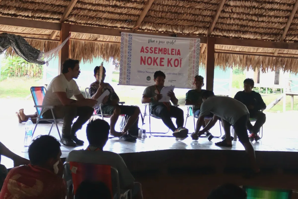 Participantes da Assembleia Noke Ko’i em discussão coletiva.