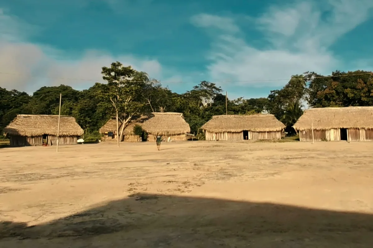 Vista ampla das construções e do espaço central da aldeia.