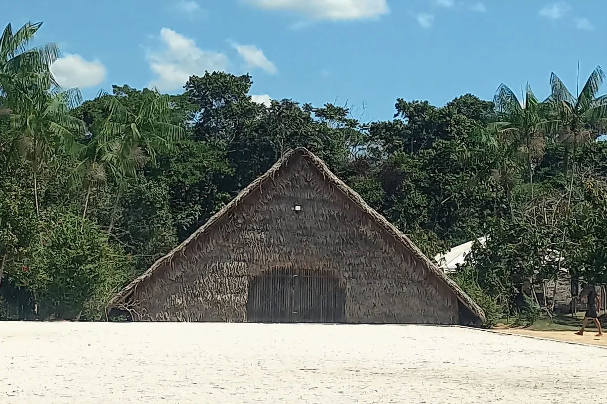 Construção tradicional com cobertura vegetal na TI Puyanawa.